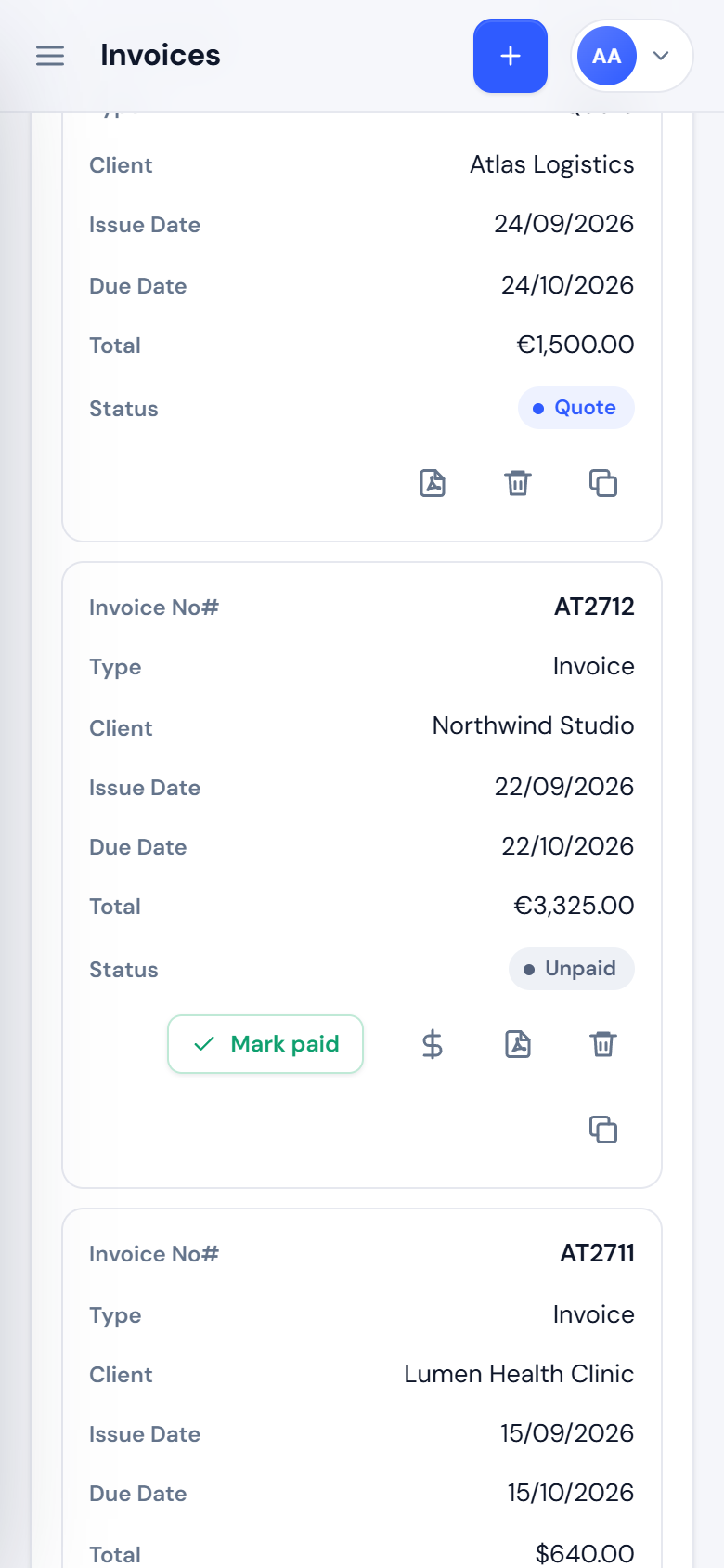 Liste de factures en cartes empilées sur un téléphone